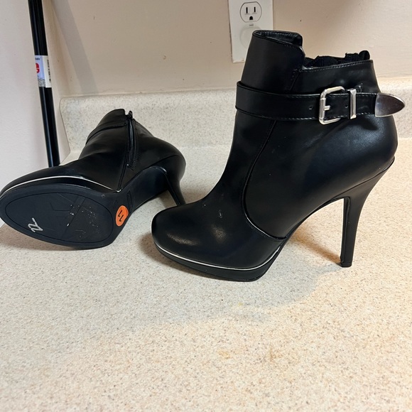 Black high heel boot - Picture 4 of 5